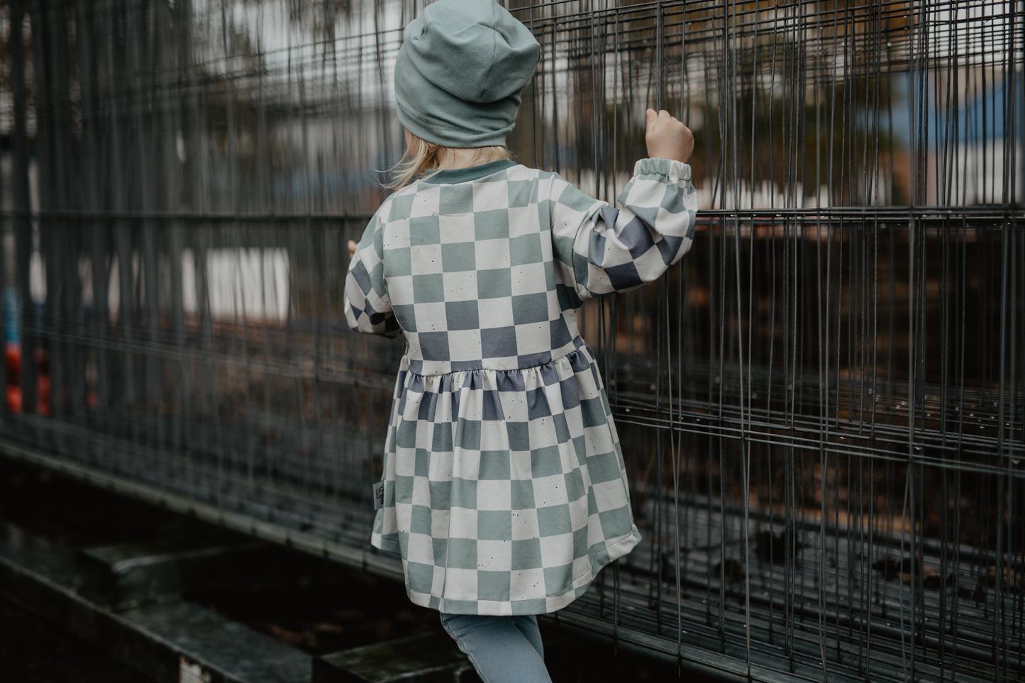 French Terry - Wild Outdoor Checkerboard - Hintergrundton "Dirty Milk"