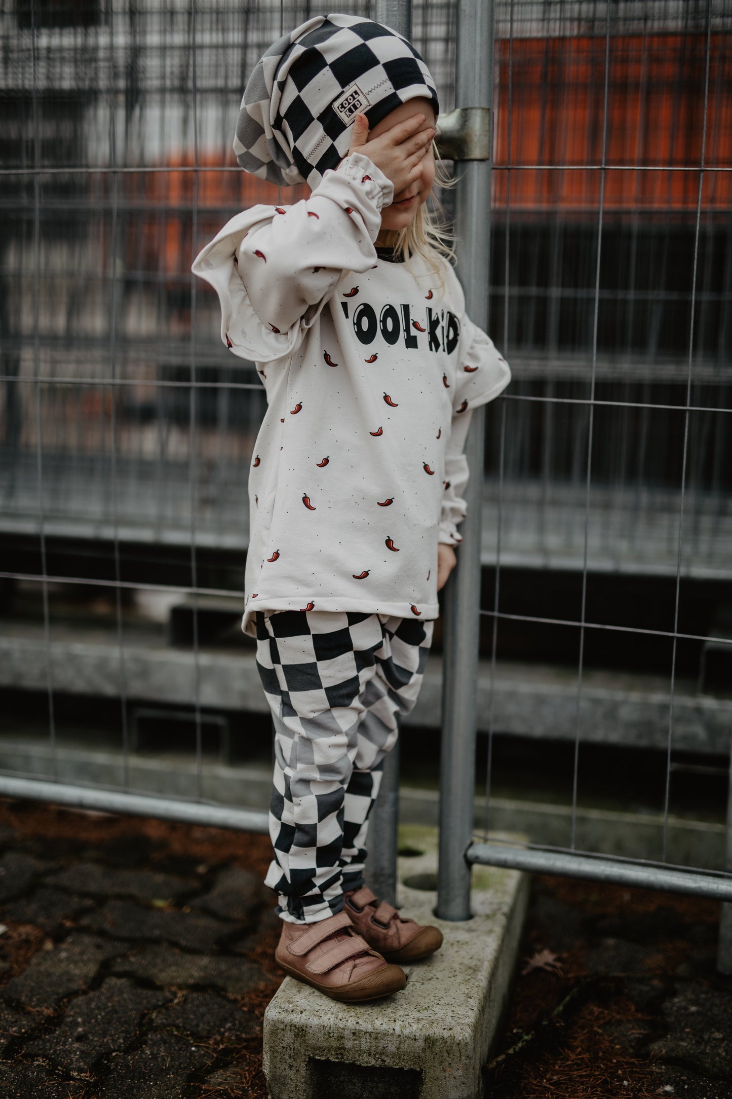 French Terry - Chili-Checkerboard - Hintergrundton "Dirty-Milk"