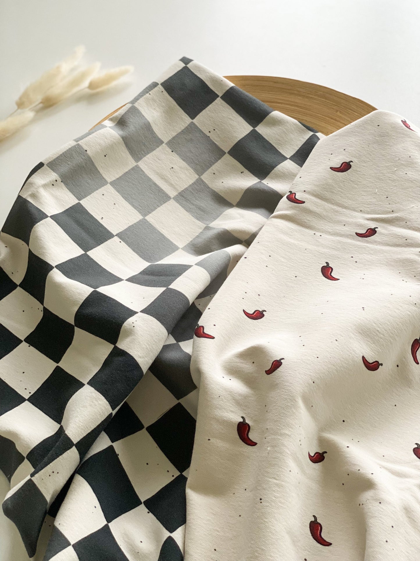 French Terry - Chili-Checkerboard - Hintergrundton "Dirty-Milk"