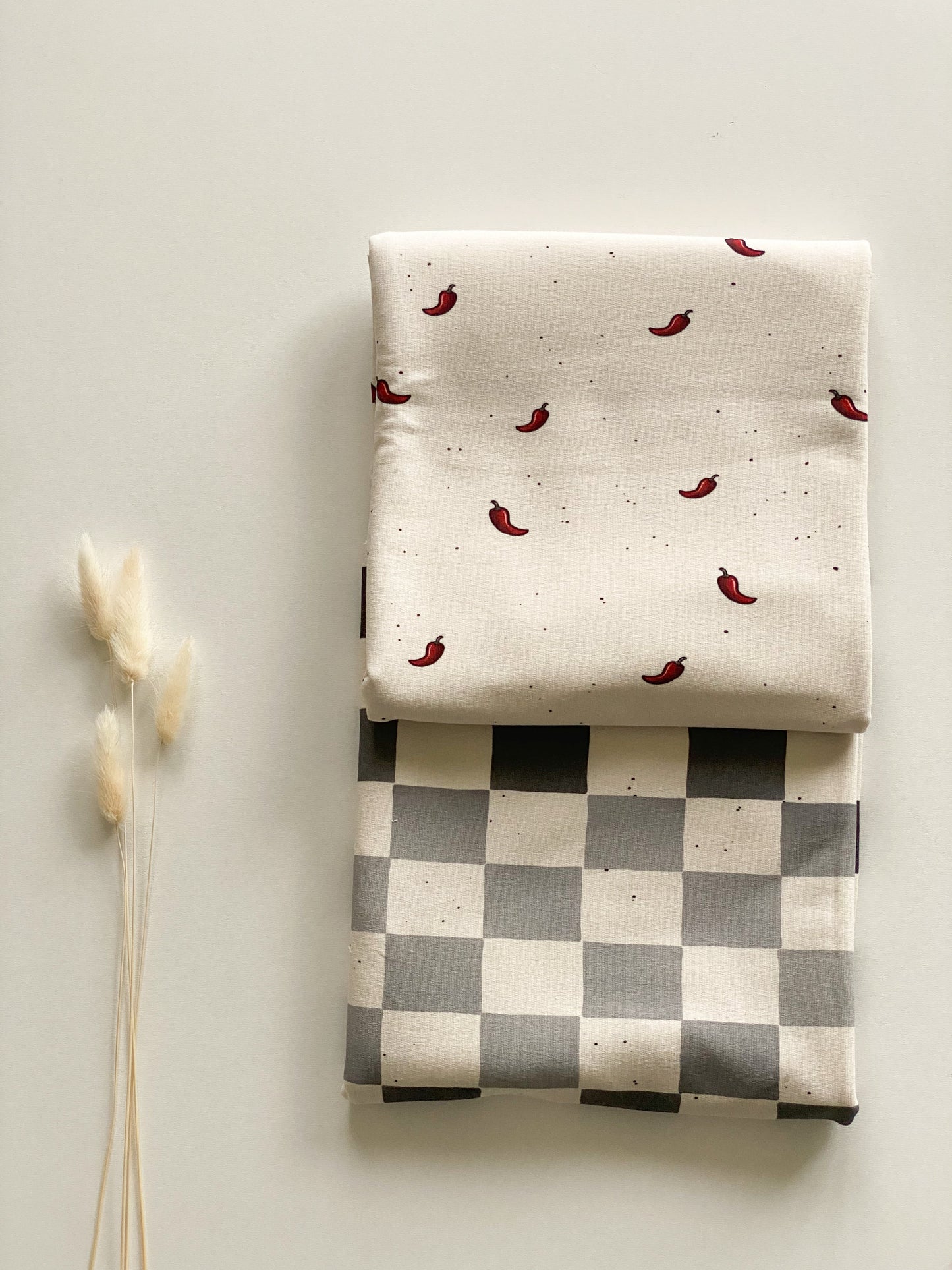 French Terry - Chili-Checkerboard - Hintergrundton "Dirty-Milk"